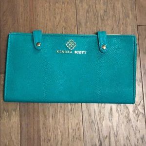 Traveling jewelry case